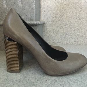 Tory Burch Size 9 Grey Leather Heels